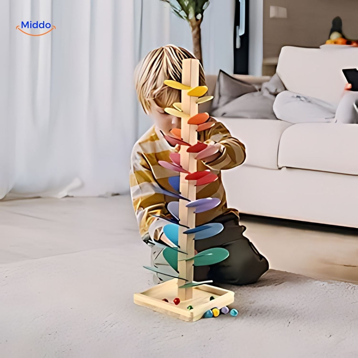 enfant qui joue avec la piste à billes arbre en bois à la maison, en situation réelle