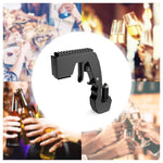 pistolet à boissons noir en action lors d'une soirée festive avec des invités qui trinquent
