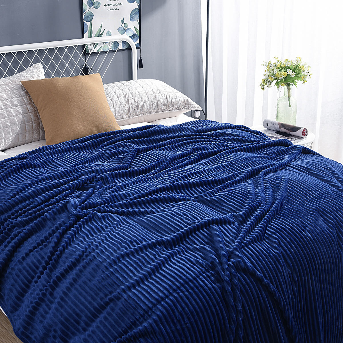 plaid en velours polaire bleu marine sobre et élégant sur un lit bien ordonné