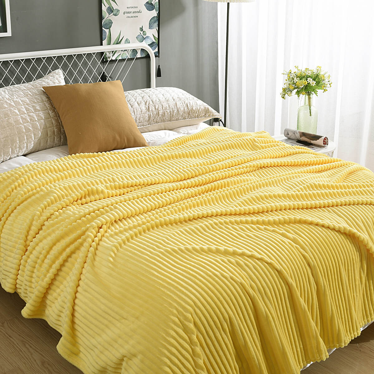 plaid en velours polaire jaune ensoleillé sur un lit avec coussins blancs et bruns, ambiance lumineuse