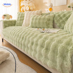 Lichtgroene bankbescherming met kussens op een bank.