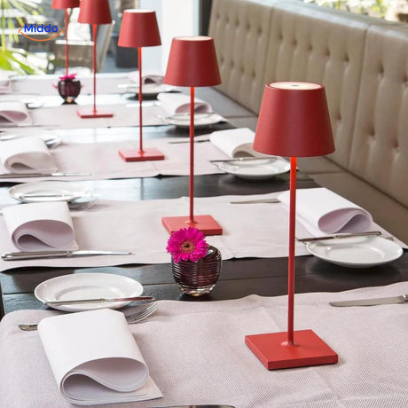 plusieurs lampes led rouges sans fil disposées sur une table, coloris disponibles en boutique