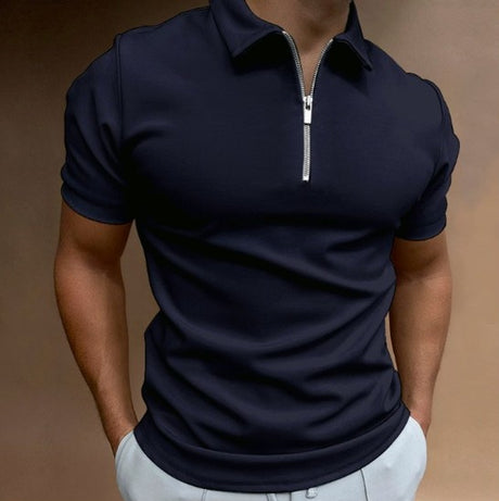 gros plan sur le tissu et la fermeture éclair du polo homme pour un confort durable