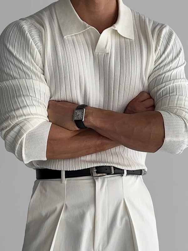 polo musclefit blanc porté par deux modèles, coupe ajustée et élégante