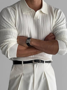 polo musclefit blanc porté par deux modèles, coupe ajustée et élégante