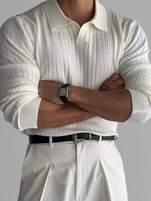 polo musclefit blanc porté par deux modèles, coupe ajustée et élégante