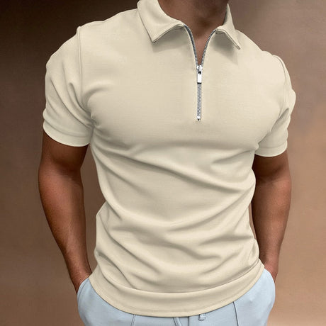 homme en polo zippé coloris beige avec coupe confortable et pasvorm soigné