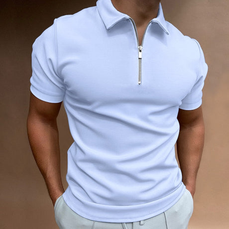 homme en polo zippé bleu clair avec fermeture éclair et confort optimal