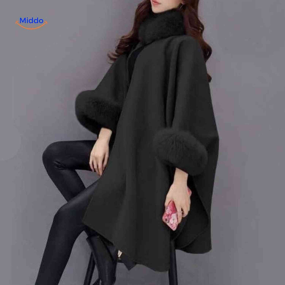 poncho femme coloris noir avec col en fausse fourrure élégant