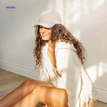 ponylite pet beige dameshoedje met krullend haar zonnestralen lachend www.middo.nl
