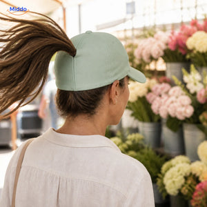 Femme aux cheveux brun foncé portant une Ponylite vert menthe au marché aux fleurs