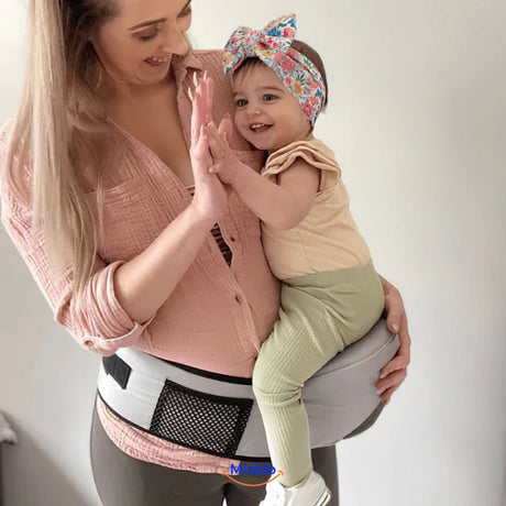 porte-bébé ergonomique : mère et bébé complices en train de se taper dans la main
