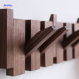 gros plan du porte-manteaux piano artisanal en bois au design épuré et moderne