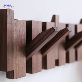 gros plan du porte-manteaux piano artisanal en bois au design épuré et moderne