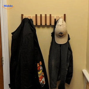 photo client du porte-manteaux piano en bois dans l'entrée avec des vestes accrochées