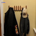 photo client du porte-manteaux piano en bois dans l'entrée avec des vestes accrochées