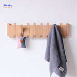 porte-manteaux piano artisanal en bois utilisé pour serviettes et pochettes dans la salle de bain