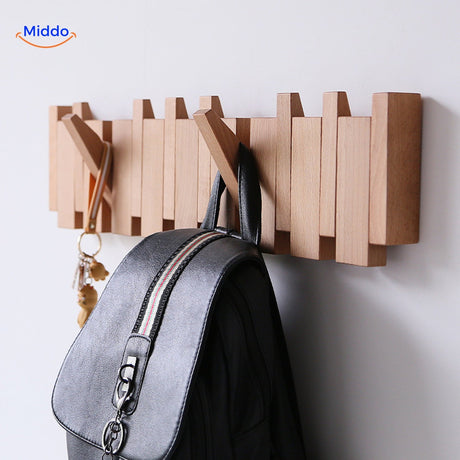 porte-manteaux piano en bois avec vestes et sacs suspendus, solution élégante pour l'entrée