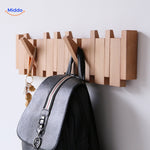 porte-manteaux piano en bois avec vestes et sacs suspendus, solution élégante pour l'entrée