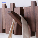 gros plan du porte-manteaux piano en noyer fait main, finition naturelle de haute qualité