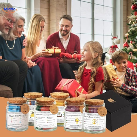 famille échangeant des cadeaux près d'un sapin de Noël avec des pots de prière inspirants au premier plan