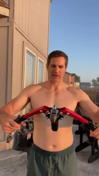 homme utilisant l'appareil d'entraînement pour les bras lors d'un workout en extérieur