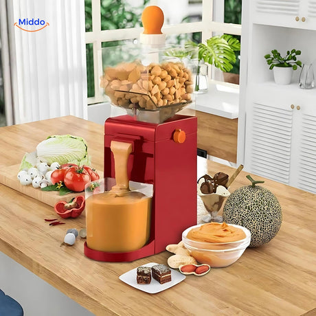 cacahuètes versées dans la machine NutriCrunch pour fabriquer du beurre de cacahuète maison