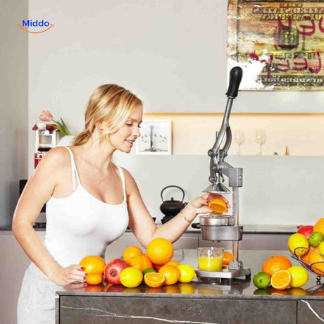 presse-agrumes manuelle en fonte utilisée par une femme dans sa cuisine pour presser des agrumes