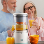 personnes souriantes utilisant le presse-agrumes pour préparer des jus sains au quotidien