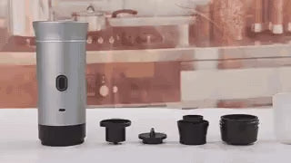 espresso fraîchement préparé dans la machine à expresso portable 3-en-1