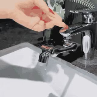 embout de robinet rotatif 1080° en action, démonstration du pivotement fluide sous l'eau