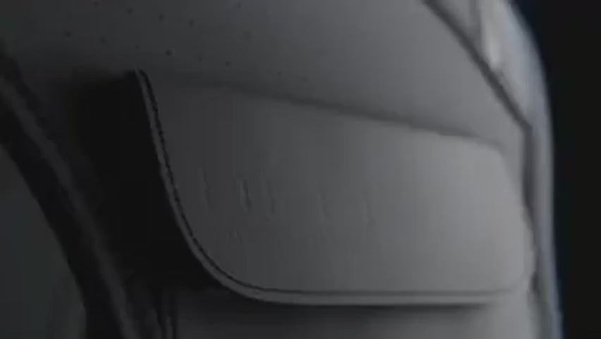 gros plan du rabat de protection étanche premium pour la poche téléphone du gilet
