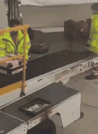 sac sous vide VacuPro en situation à l'aéroport pour faciliter la gestion des bagages