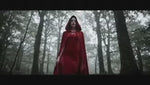 cape velours rouge à capuche portée en forêt, ambiance halloween