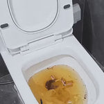 déboucheur turbo 2.0 rangé proprement à côté des toilettes, compact et discret