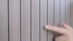 panneau mural gris effet bois à surface plate et lisse mettant en valeur la texture lamelles régulière