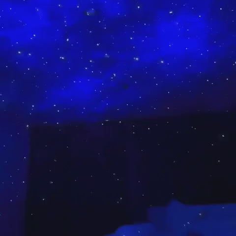 ciel étoilé magique projeté sur le plafond par le projecteur galaxie astronaute