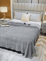 couverture en peluche douce sur lit, texture moelleuse et look cosy pour la chambre
