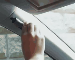 brise-vitre utilisé pour briser une vitre de voiture en situation d'urgence