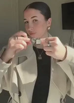 montre-bague portée à la main, style élégant et féminin