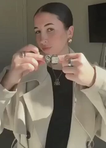 montre-bague portée à la main, style élégant et féminin