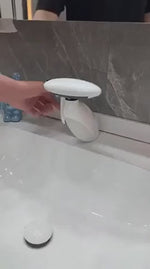 robinet extensible blanc monté sur plan vasque, vue en situation dans la salle de bain