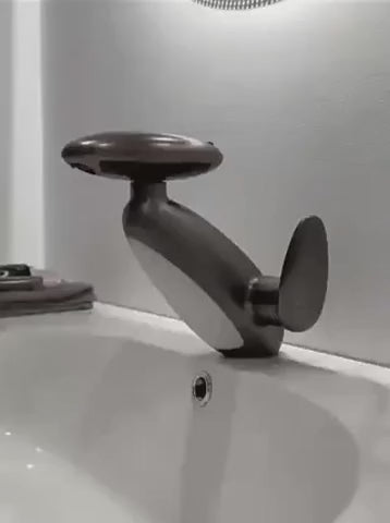 robinet extensible gris foncé élégant monté sur plan vasque de salle de bain