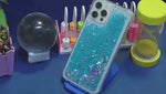 coque téléphone sable glitter bleu et rose disposée en flatlay
