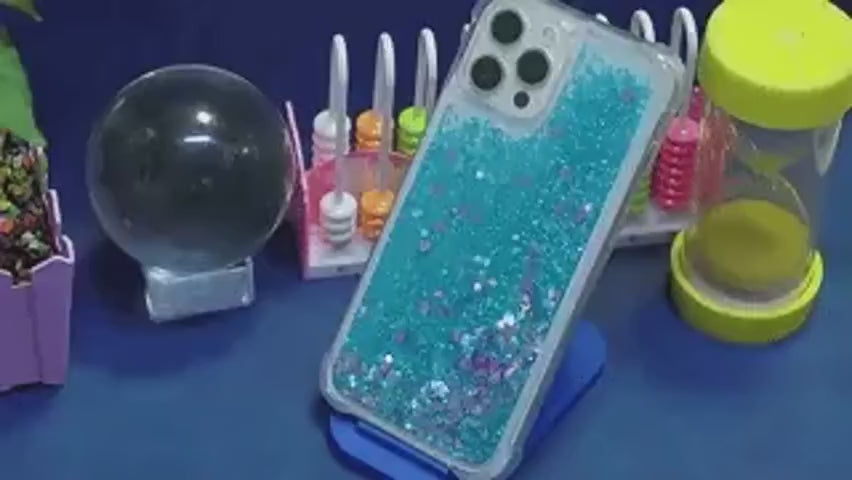 coque téléphone sable glitter bleu et rose disposée en flatlay