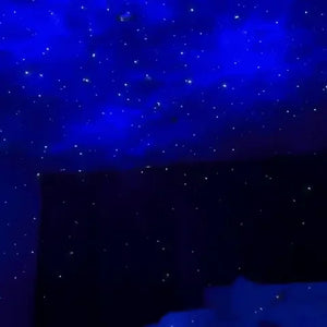 ciel étoilé magique projeté sur le plafond par le projecteur galaxie astronaute