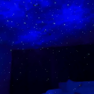 ciel étoilé magique projeté sur le plafond par le projecteur galaxie astronaute