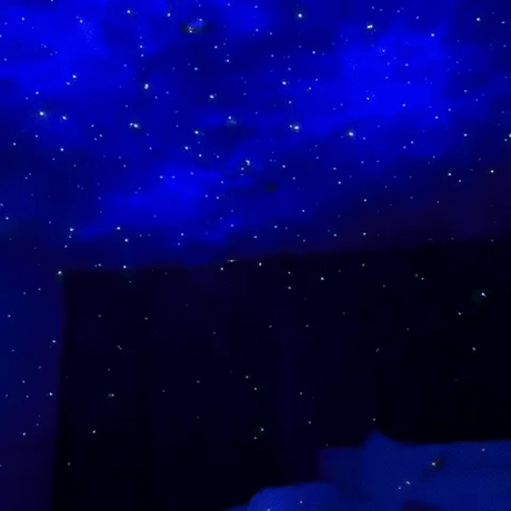 ciel étoilé magique projeté sur le plafond par le projecteur galaxie astronaute