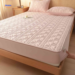 protège-matelas avec couche quiltée supérieure installé sur un lit double pour une nuit reposante