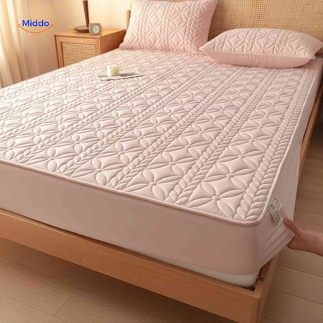 protège-matelas avec couche quiltée supérieure installé sur un lit double pour une nuit reposante